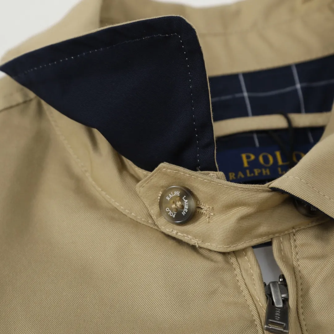 P350 #R25 Ralph Lauren/Ralph Lauren classic unisex old cadre zipper jacket RL12168 Same style as Yi Mengling Item number: RL12168 Recommended by many fashion bloggers, the Harrington jacket's lapel zipper windproof design perfectly blends casual style with street trend elements, making it very suitable for neutral wear. The fabric texture of the jacket is excellent and comfortable to wear. It is a very versatile and trendy jacket. Original development, 100% pure cotton fabric, exquisite embroidery, evergreen style for all seasons, feel free to buy it, retro will never go out of style!  Color: Khaki Black Navy Dark Green Brown Size: S/M/L/XL Length: 68/70/72/74 Bust: 128/132/136/140 Shoulder Width: 52/53/54/55